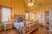 Ultra Peaceful Retreat! Large Cabin, 2 Masters on Main, Games & Lake! - Alphydda