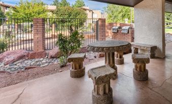 Sedona Eco-Friendly Condo w/ Pool: Walk to Shops Restaurants Golf & Trails