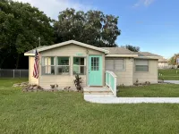 Bohemian Bike 2-BR Cottage in Downtown Inverness - Wifi