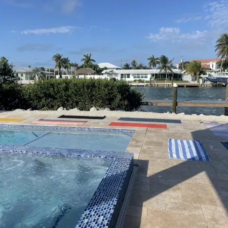 Luxury Holiday Vaca Here! Large Outdoor Space and Dock. Lg Hot Tub and Pool!