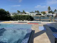 Luxury Holiday Vaca Here! Large Outdoor Space and Dock. Lg Hot Tub and Pool! - Hot Tub