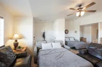 Family and Pet Friendly! Luxurious Backyard Amenities! Jacuzzi! Lots of Parking! - บังกะโล