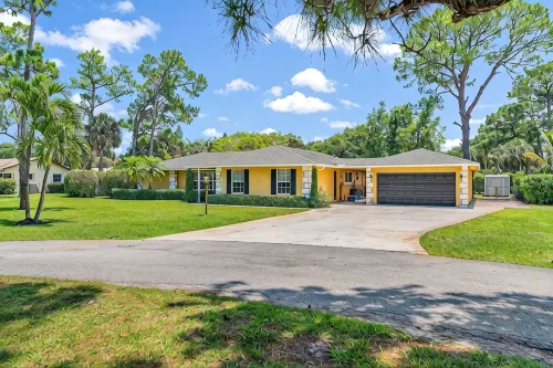 4/3 Pool Home w/ Private Backyard, 3 mi to Beach! - Alojamientos