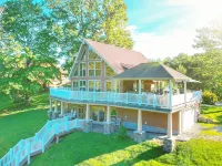 Lakehouse with covered dock, slide, and outdoor kitchen! Close to I-75, trails. - Wifi