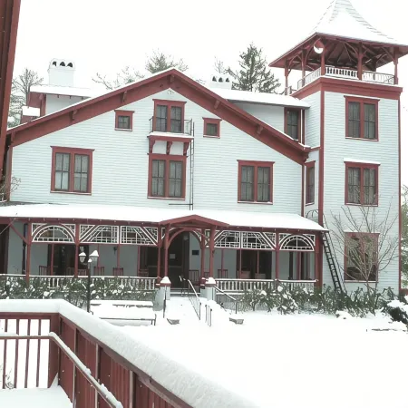 Three Cub Cottage in historic Flat Rock