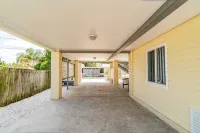 Beach House ! Sunset Decks ! Walk to Beach & John's Pass Boardwalk - 4-Star