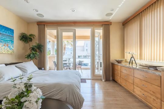 Life’s a beach…house with gorgeous ocean&pier views. A few steps to the waves.,.
