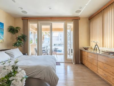 Life’s a beach…house with gorgeous ocean&pier views. A few steps to the waves.,.