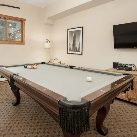 Creekside Luxury Retreat • 8Br • Walk to Shops, Dining & Shuttle • Sleeps 22
