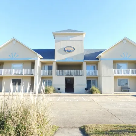 Beautiful and Spacious, 2 bed 2 full bath, pool and jacuzzi, steps to the ocean