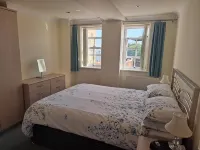 One Bedroom Apartment with Private Balcony and Sea Views. Ferry Discounts. - إطلالة على البحر