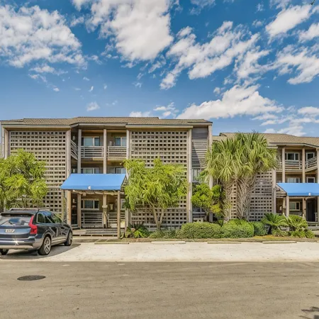 Walk to Florabama from Renovated Ground Floor 2Bd-2Ba w/ Pickleball, Boat Slips