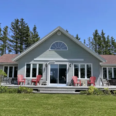 Beautiful House Located by a Golf Course and 5 Mins From National Park Beach