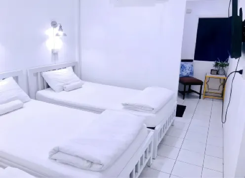 Zleepinezz Hostel Hotels near Wat Mahathat