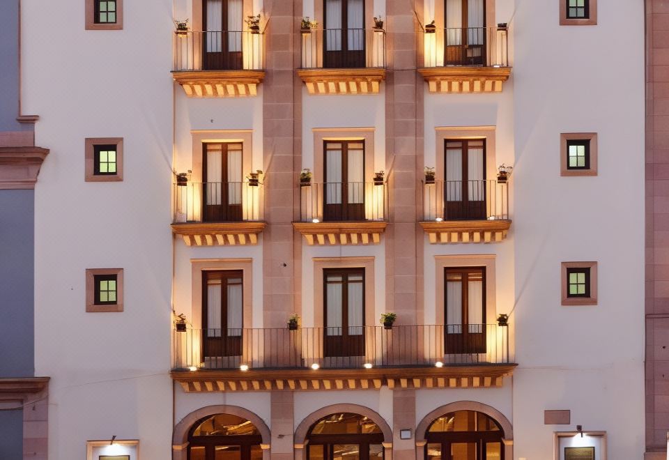 2. Hotel Mi..