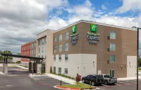 Holiday Inn Express & Suites Tulsa South - Woodland Hills