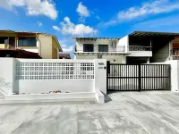 Pure Essence Retreat Homestay - Taman Pelangi , Pelangi , Jalan Hijau Muda , Johor Bahru Town Hotels in Johor Bahru