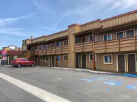 Pacific Inn - parking