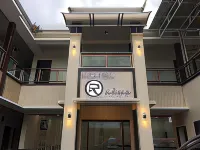 Morowali Beach Hotel Отели в г. 