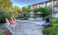Ashland Hills Hotel & Suites Hotel dekat Music Building