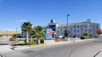 Motel 6 Las Cruces, NM - Telshor - parking