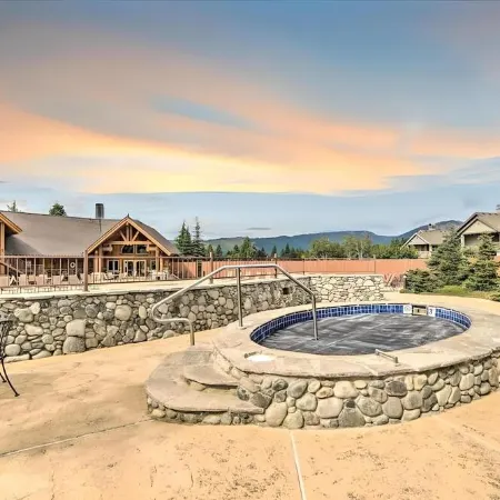 Snowshoe Inn - King Master - Hot Tub - Fire Pit - Trails - Community Pool
