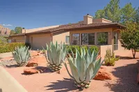 UPSCALE Sedona VIEWS-heated POOL-golf-hot tub-Pball-tennis-fireplace-PRIVATE