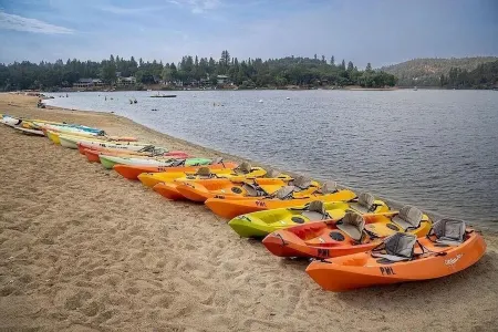 NEW Mountain Escape on Golf Course - 24mi to Yosemite Отели рядом с достопримечательностью «Groveland Yosemite Gateway Museum»