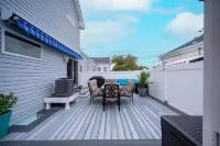 ONE block from the beach. Outdoor lounge seating, perfect for entertaining!