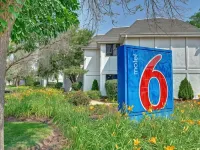 Motel 6 Glenview, IL - Chicago North Hotels in Glenview