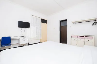 Dukuh Kupang Residence Mitra RedDoorz Hotels in Sawahan