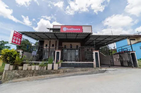 RedDoorz Syariah at d'Ostha Residence Отели в г. Campago Guguk Bulek