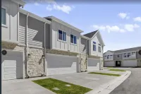Paradise Townhome Retreat/3BR 2 1/2 BA/Boat Parking/1 Block to Marina/1850 sq ft