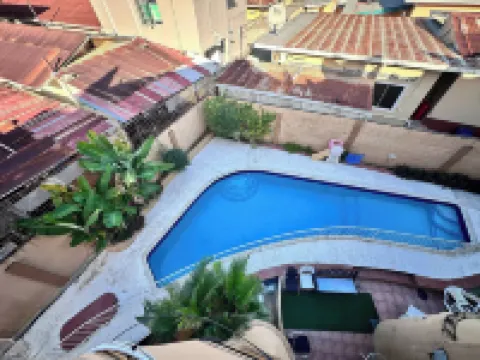 西班牙港迷人開間帶泳池通道