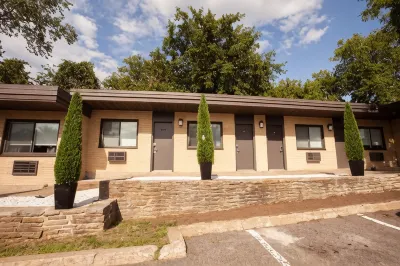 Motel Newstar Laval Hotel berhampiran Parc Gilbert