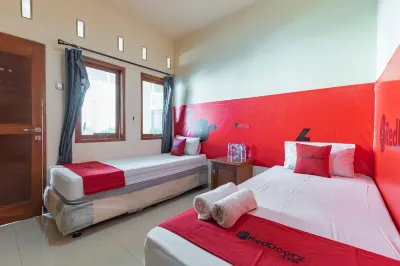 RedDoorz Near Pasar Pagi 2 by Cassana Hotels in Kejaksan Subdistrict
