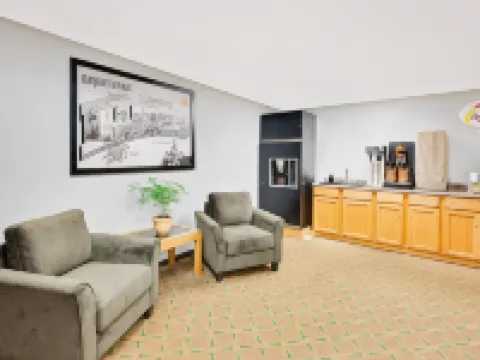 Super 8 by Wyndham Macomb Hotels in Macomb