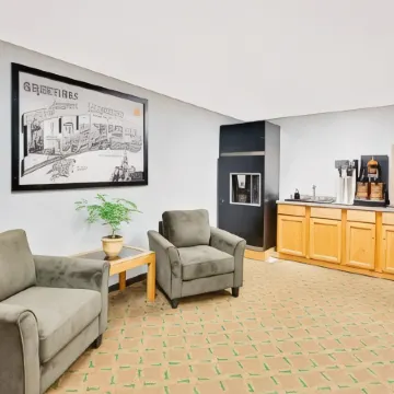 Super 8 by Wyndham Macomb