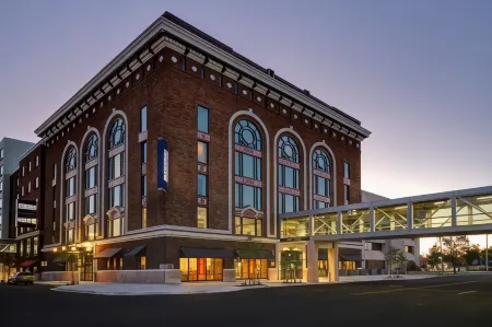 Hilton Garden Inn Kalamazoo Downtown Отели в г. Плейнуэлл