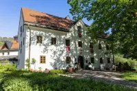Kendov Dvorec Hotels in Idrija