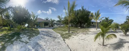 Big Yellow House with Dock on Deep Water Canal and Dock Power Available Отели в г. Great Abaco