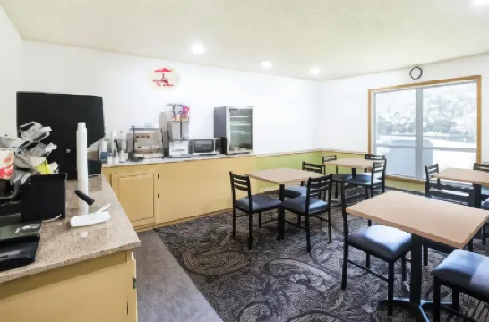 Super 8 by Wyndham Williams