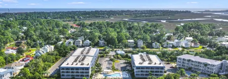 Savannah Beach & Racquet Club condo on North Beach 303B Отели в г. Тайби-Айленд