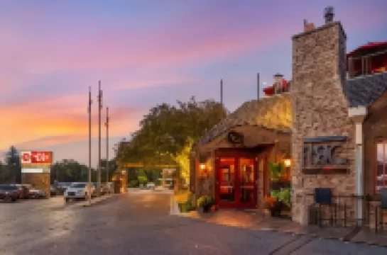 Best Western Plus White Bear Country Inn Hotel di 