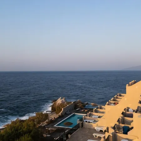 Cavos Bay Hotel & Studios