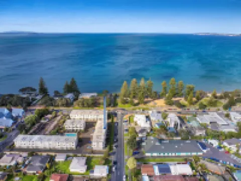 Right Opposite the Beach! Hotels in Orewa