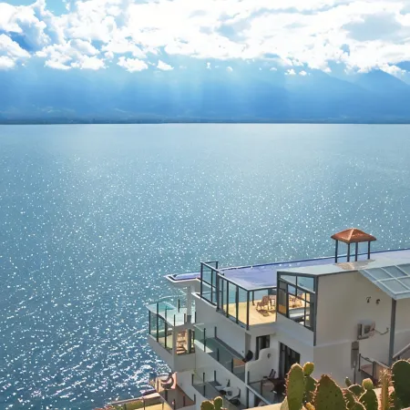 Zhenmei Holiday Hostel (Dali Erhai Cliff Lake View)