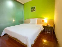 7Days Inn Chain Hotel (Wafangdian Railway Station) - parking