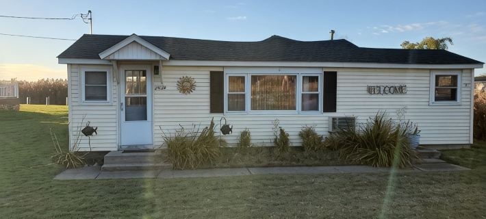 Charming 2-bedroom cottage with WiFi, AC on a peaceful Harsens Island canal. Hotels in Saint Clair County