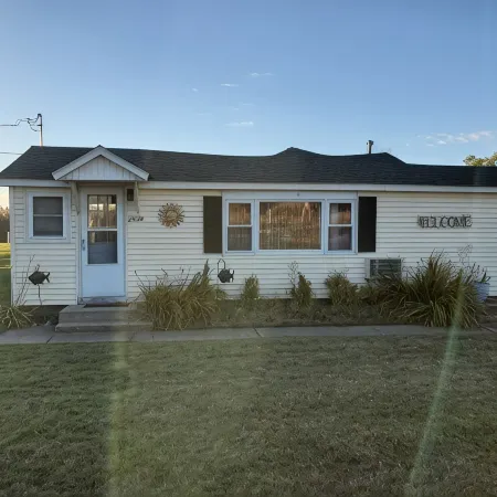 Charming 2-bedroom cottage with WiFi, AC on a peaceful Harsens Island canal.